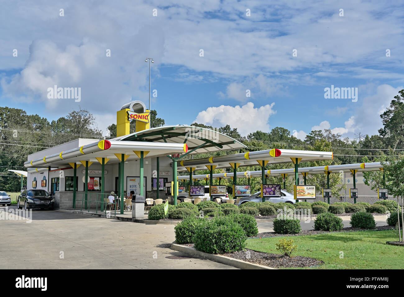 Sonic Drive In fast food oder Zwangloses Restaurant, vordere äußere, und fahren Sie durch in Montgomery, Alabama, USA. Stockfoto