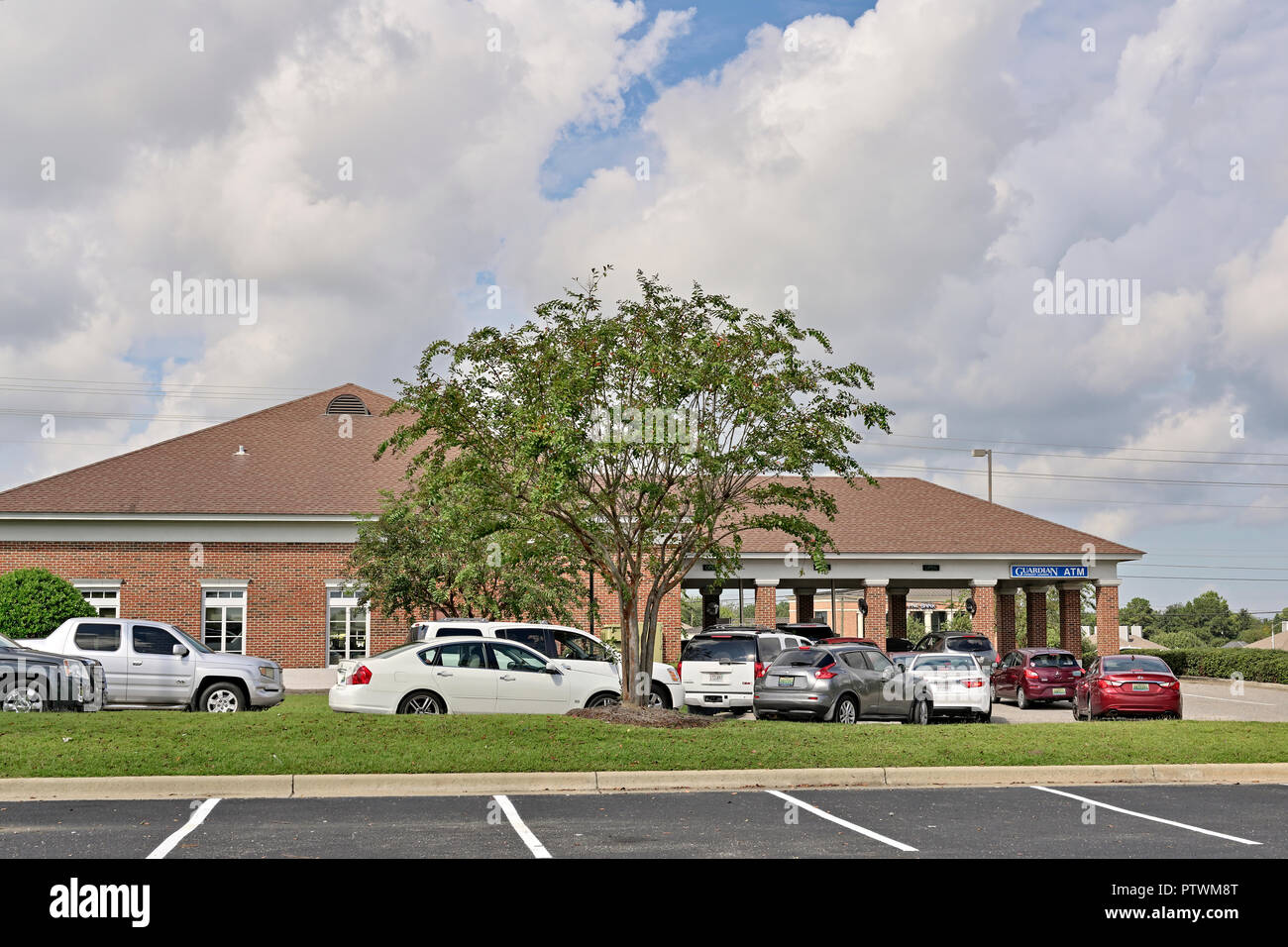 Autos aufgereiht oder Schlange, um bei einer Bank fahren Sie durch oder Drive Thru in Montgomery Alabama, USA. Stockfoto
