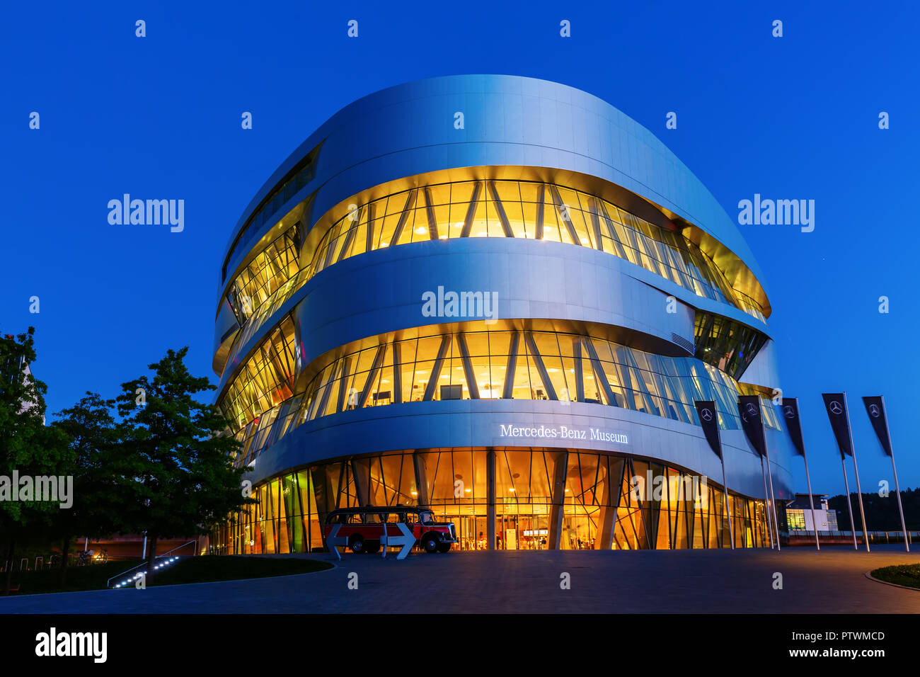 Stuttgart, Deutschland - 07 September, 2018: Mercedes Benz Museum bei Nacht. Es ist ein Museum, das die Geschichte der Mercedes-Ben. Die excepti Stockfoto