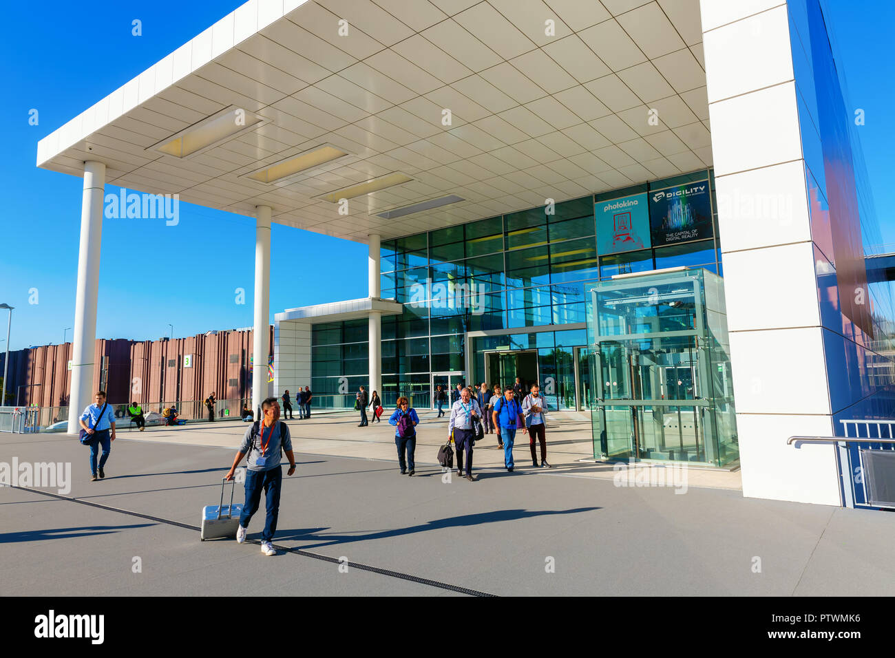 Köln, Deutschland - 27. September, 2018: Seite Eingang der Koelnmesse mit nicht identifizierten Personen. Es ist eine Wirtschaft und Handel fair und bitten Sie um mehr Informationen über QM Stockfoto