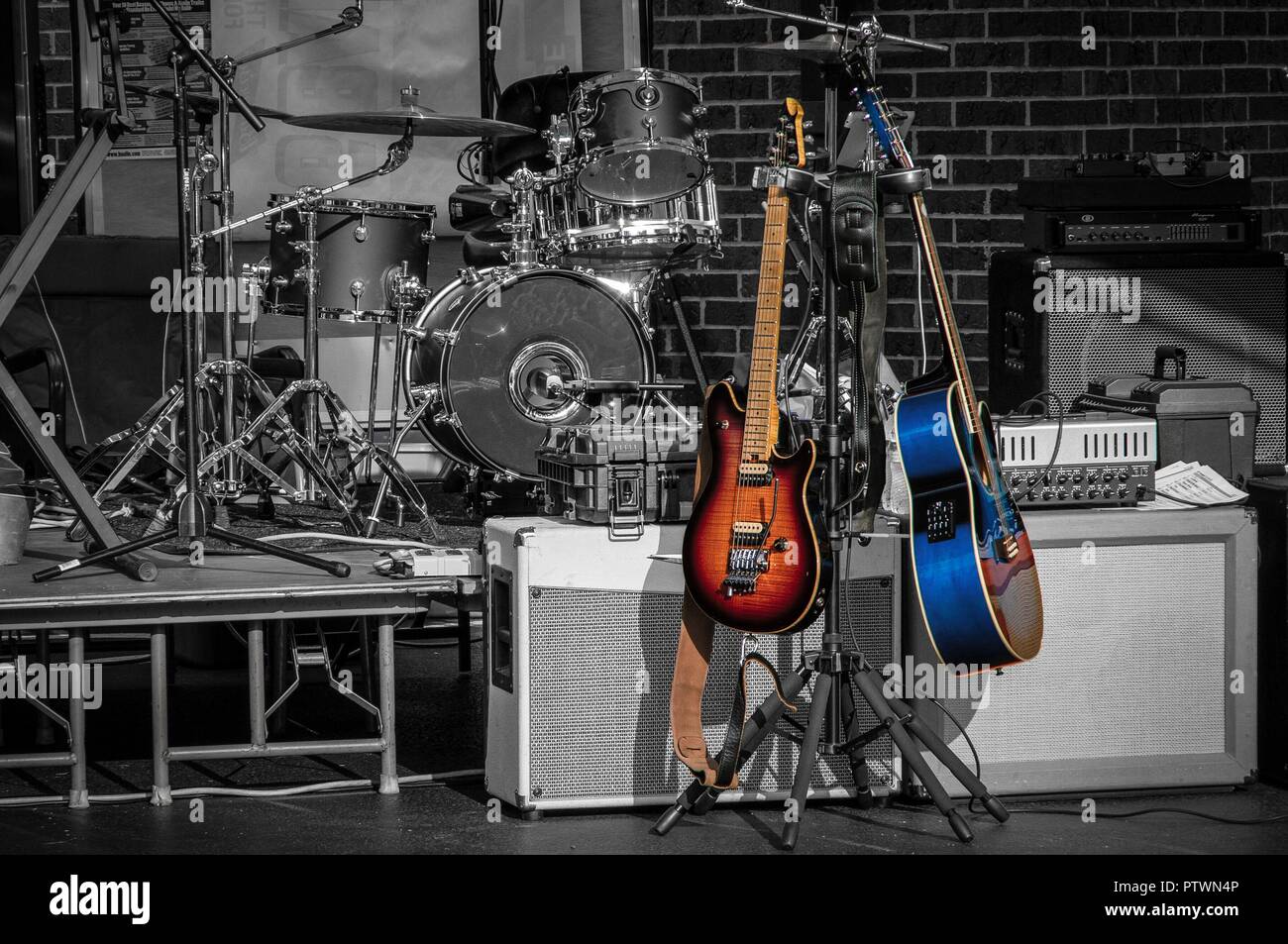 Bild von Gitarren, Lautsprecher, Trommeln und andere Musikinstrumente sitzen auf einer Bühne ohne Band Stockfoto