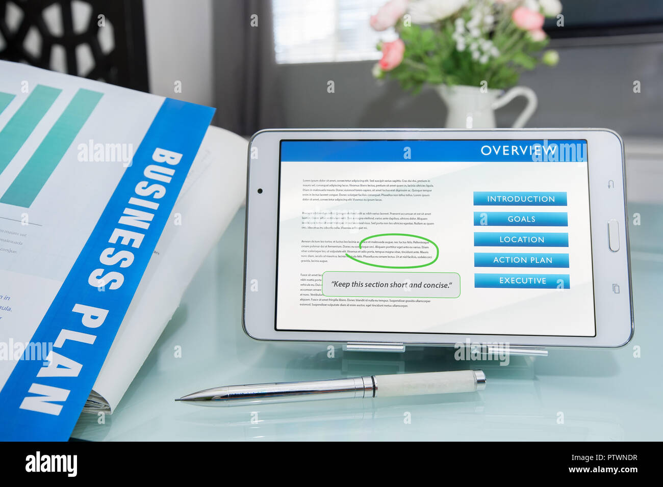 Phasen des Schreibens eines Businessplan Ziele zu treffen, gedruckte Dokument mit Stift und Änderungen auf Tablet-PC oder mobilen Gerät. Stockfoto