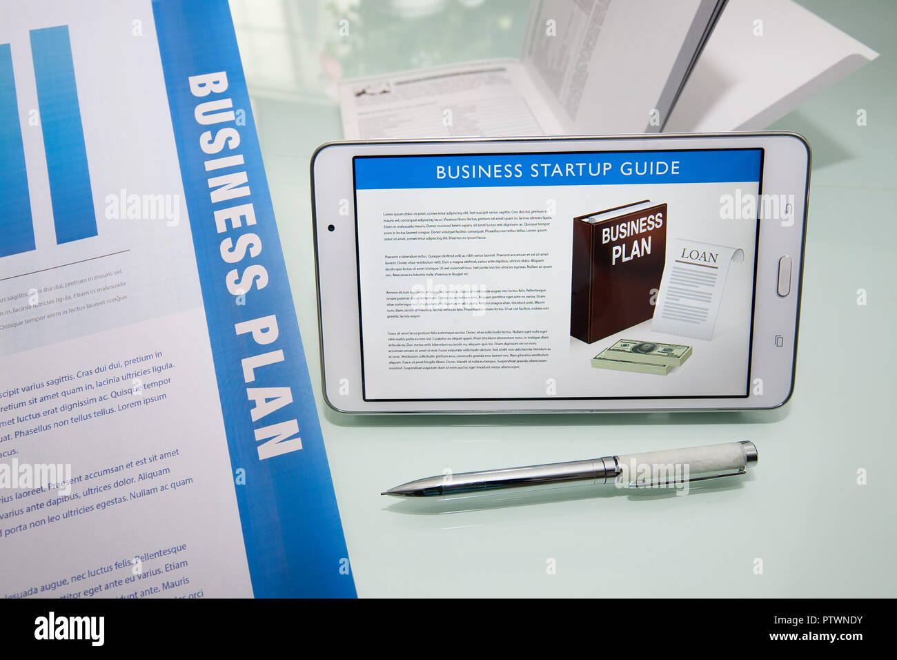 Wichtige Komponenten für eine erfolgreiche Zusammenfassung in einem Business Plan mit Marketingmaterialien, Leitfäden, Stift und Tablett oder digitale Anzeige. Stockfoto