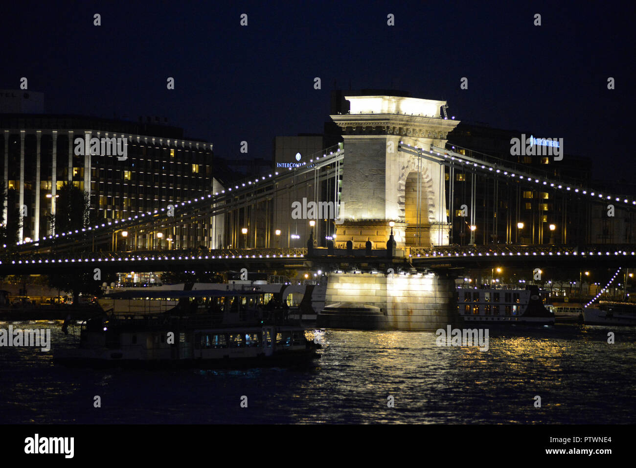 Széchenyi Kettenbrücke bei Nacht, Budapest, Ungarn Stockfoto