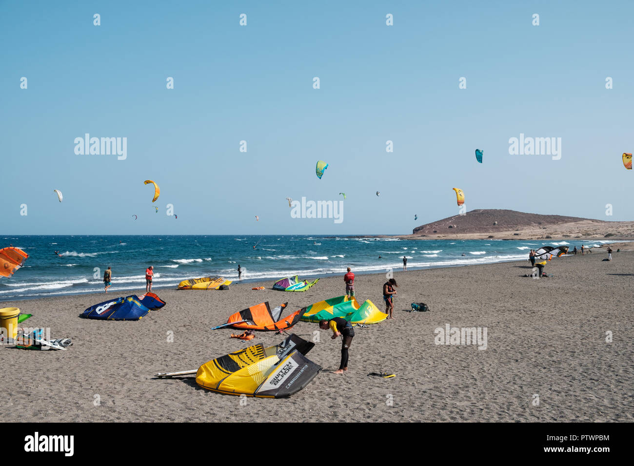 Teneriffa, Kanarische Inseln, Spanien - September 2018: viele Kitesurfer und Windsurfer am Ocean für den Surfer Strand El Medano, Teneriffa Stockfoto