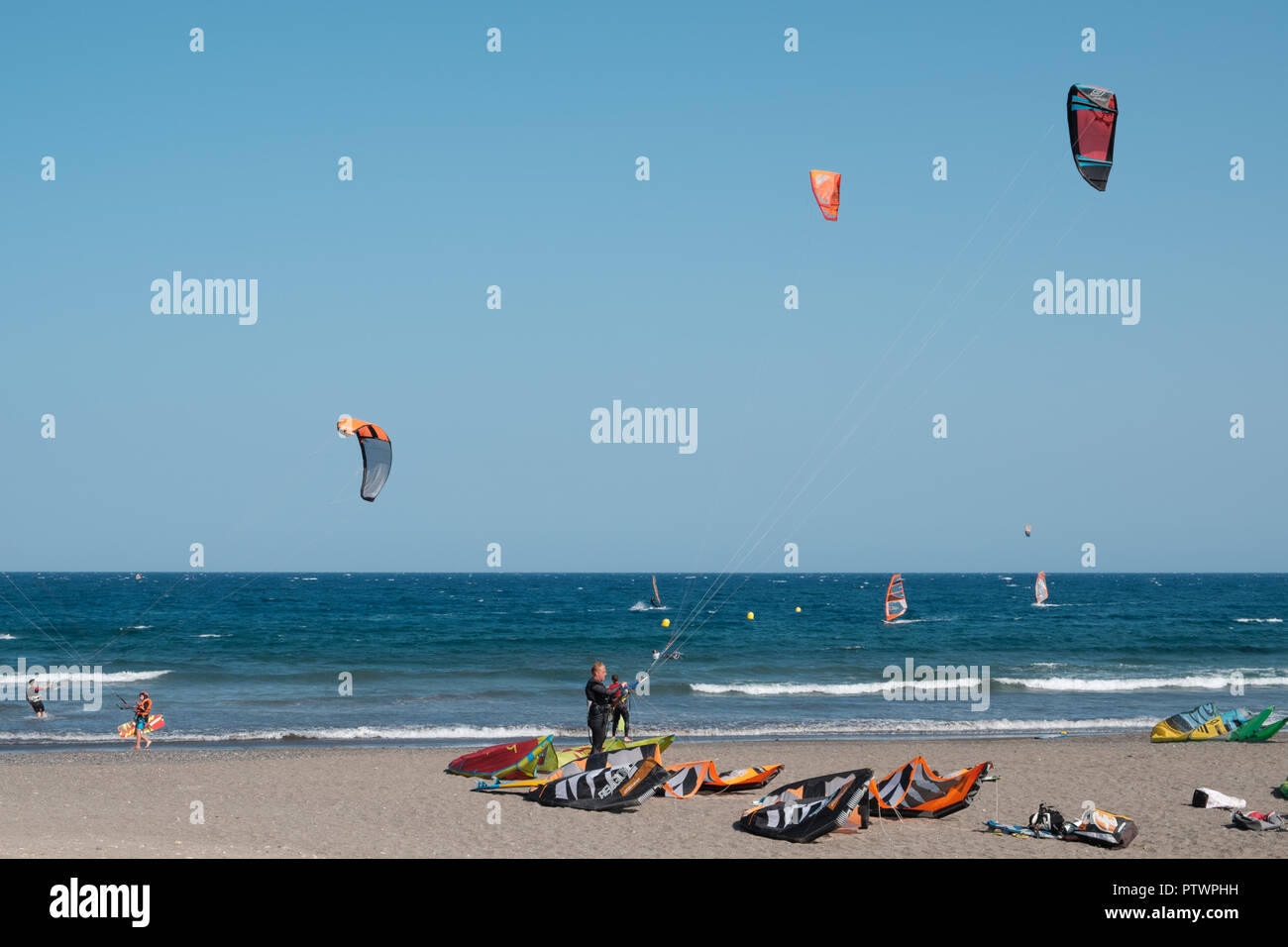 Teneriffa, Kanarische Inseln, Spanien - September 2018: viele Kitesurfer und Windsurfer am Ocean für den Surfer Strand El Medano, Teneriffa Stockfoto