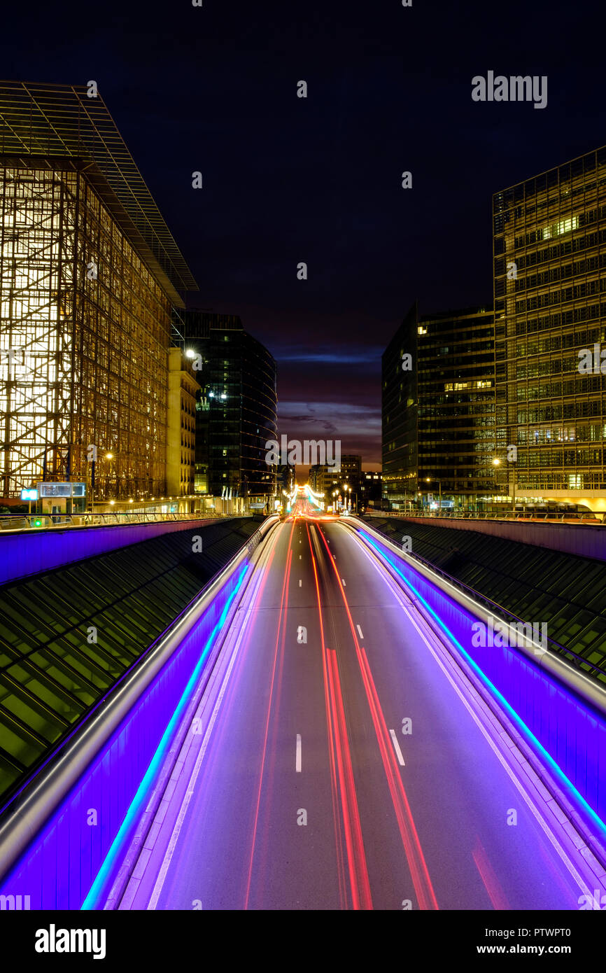 Verkehr, leichte Spuren in der Rue de la Loi, links Europarat, Europäische Kommission, Brüssel, Belgien Stockfoto