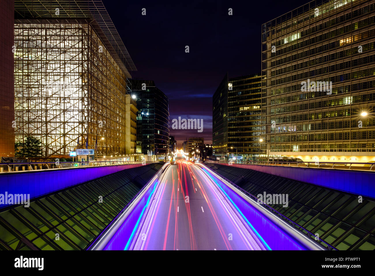 Verkehr, leichte Spuren in der Rue de la Loi, links Europarat, Europäische Kommission, Brüssel, Belgien Stockfoto