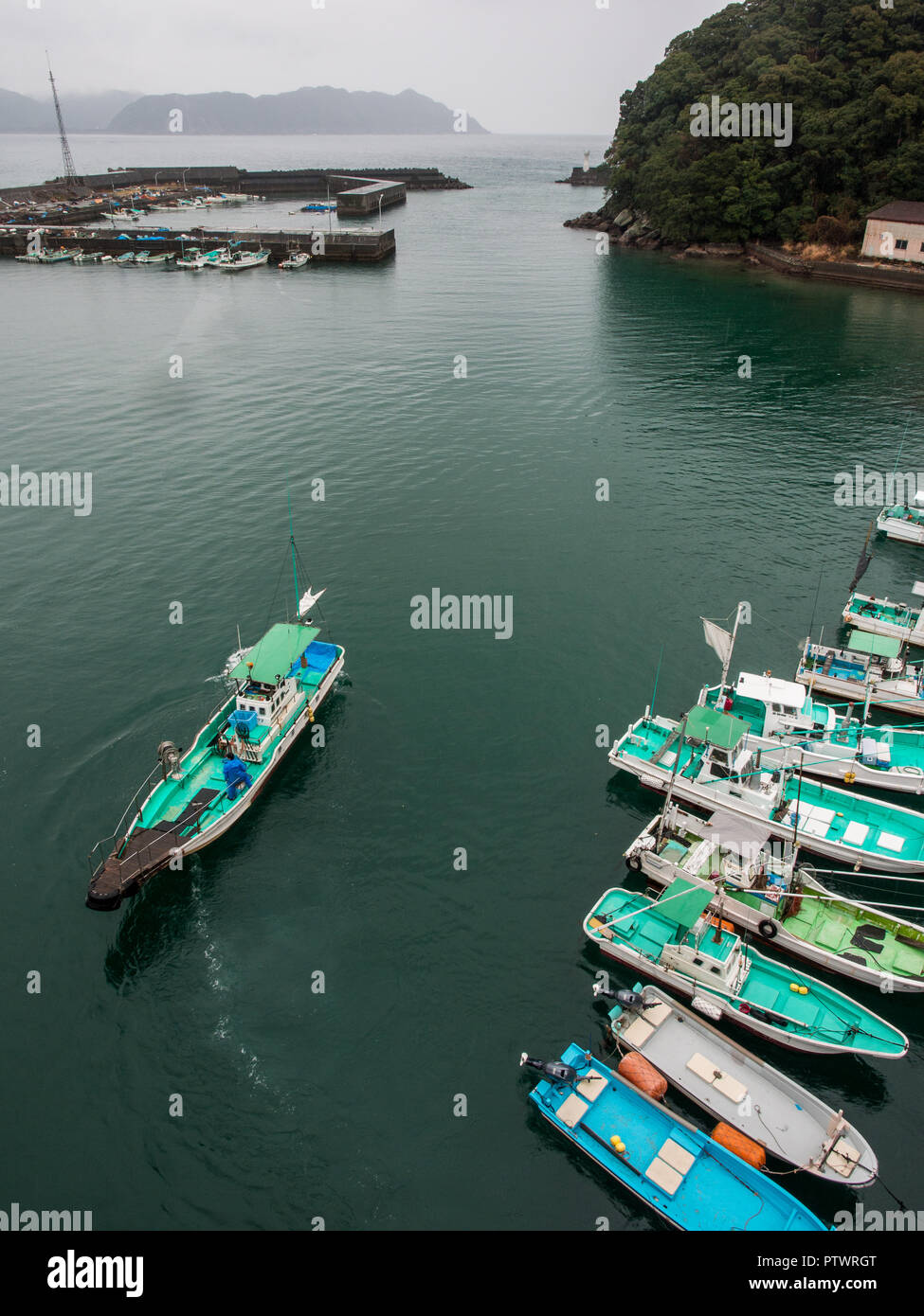 Angeln Boot vorbereiten zu Liegeplatz, Fischerhafen, Shishikui, Tokushima, Shikoku, Japan Stockfoto
