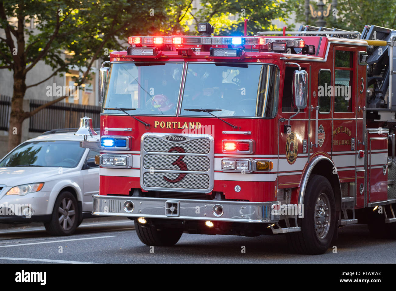 Portland, OR/USA - 11. Juli 2018: Lkw-Feuerwehrmann mit Sirenen an auf der Straße in der Innenstadt gestoppt Stockfoto