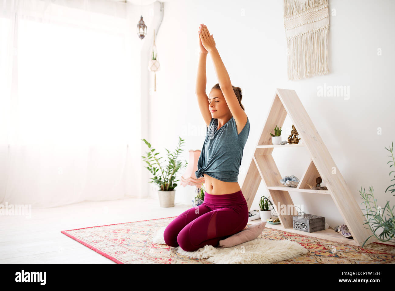 Frau meditieren bei Yoga Studio Stockfoto