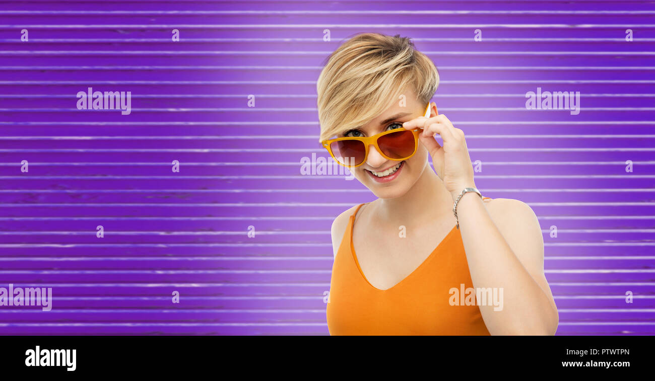 Frau in der Sonnenbrille über ultra violette Hintergrund Stockfoto