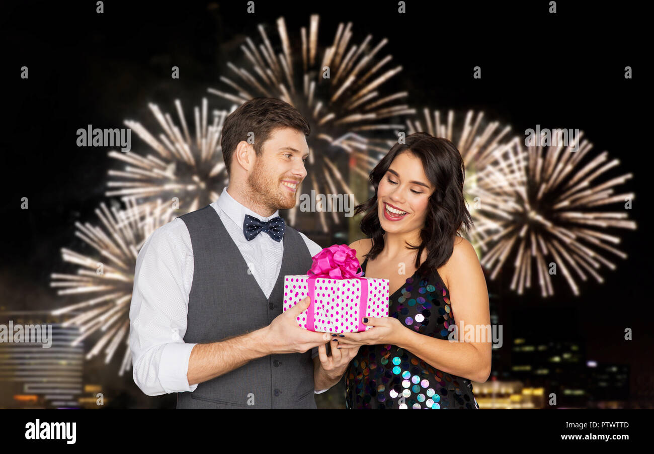 Glückliches Paar mit Geschenk Box am Geburtstag Stockfoto