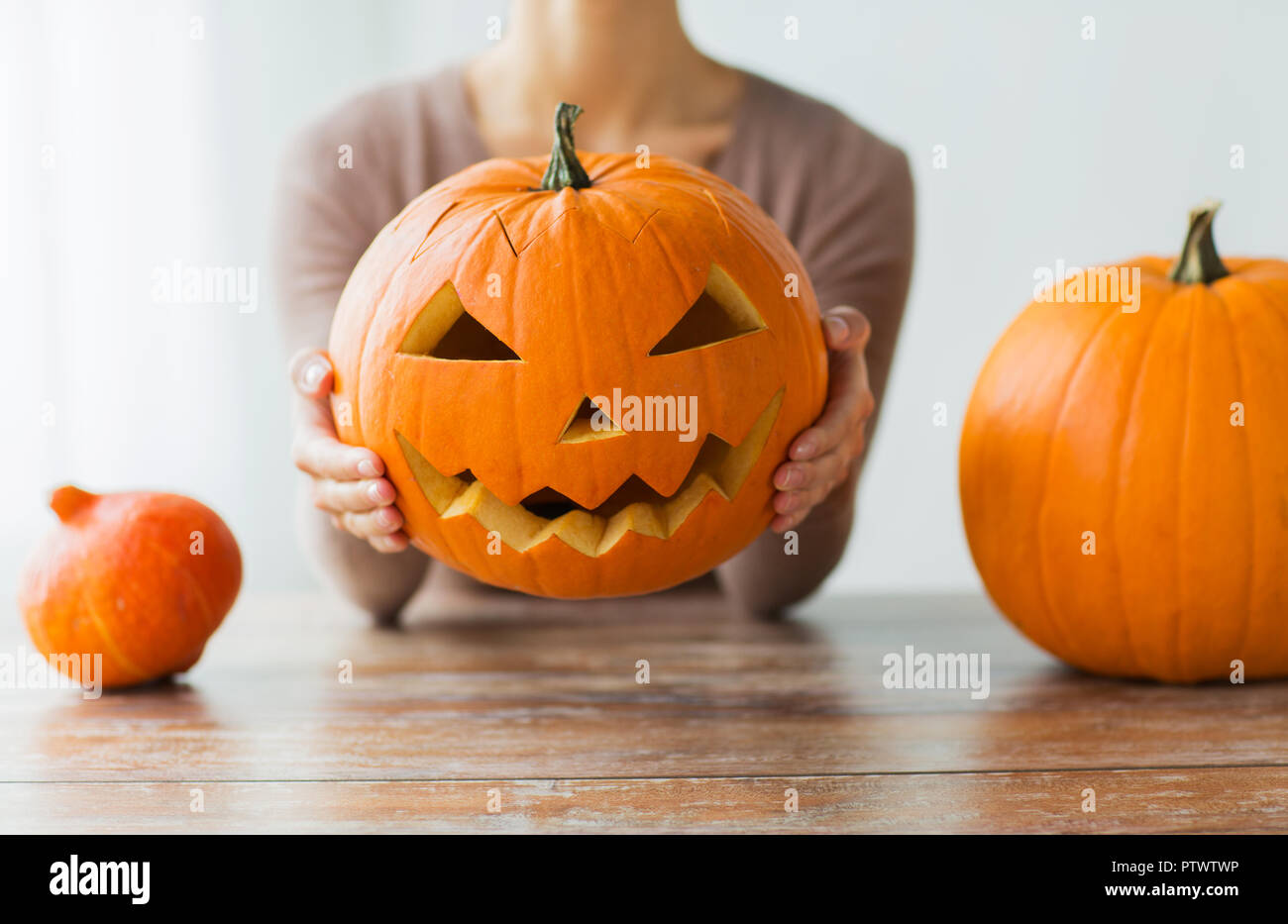 Nahaufnahme der Frau mit Halloween Kürbis zu Hause Stockfoto