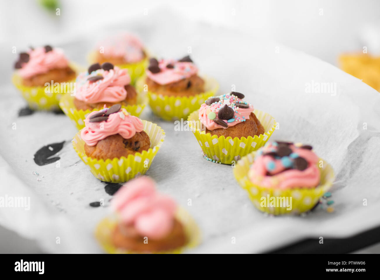 Nahaufnahme der Milchglas kleine Kuchen oder Muffins für Fach Stockfoto