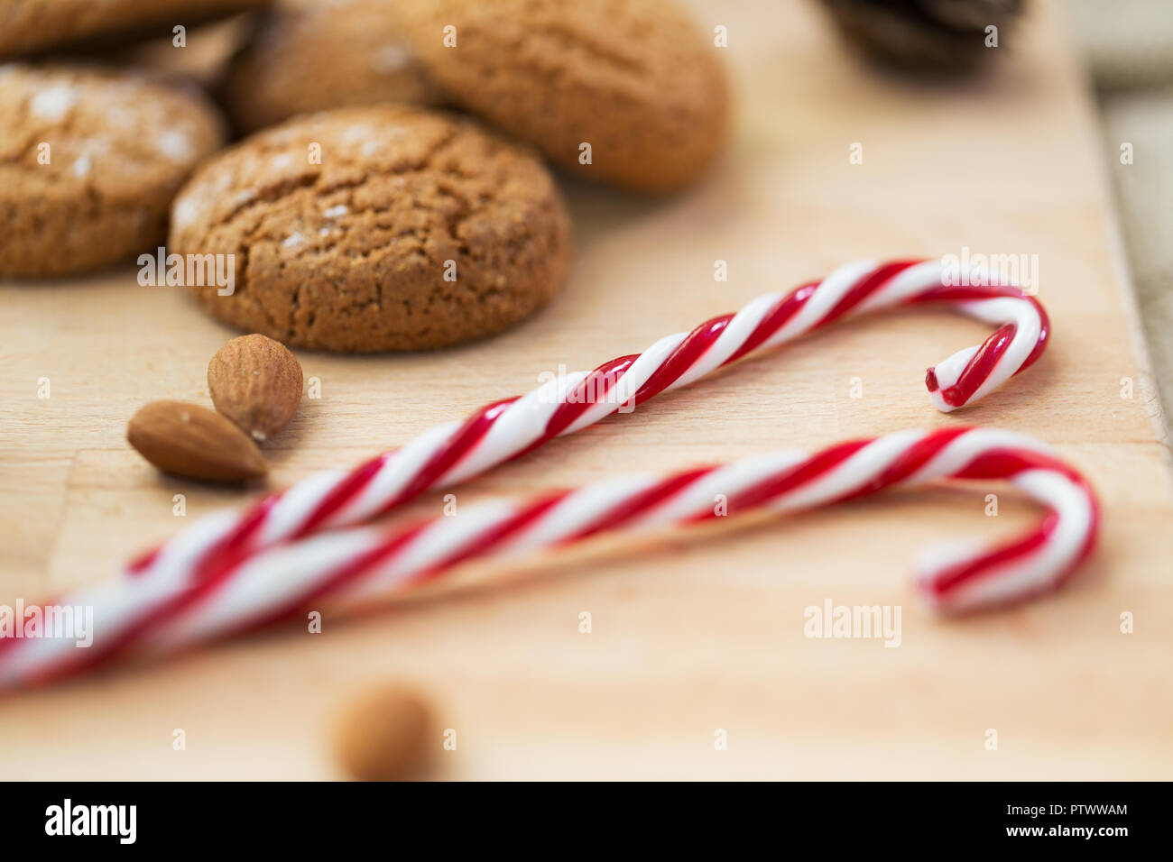 Zuckerstangen, Cookies und Mandeln an Bord Stockfoto