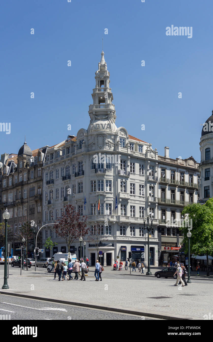 Ein Blick über den Platz Liberdade an einem sonnigen Sommertag; Porto, Portugal, Europa. Stockfoto