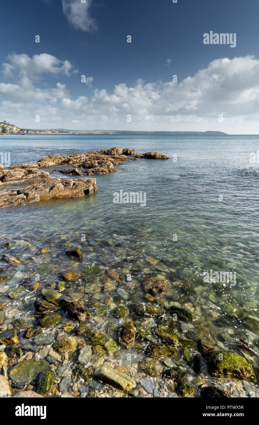 Ruhiger Tag an Porthpean Strand im Februar, Cornwall Stockfoto
