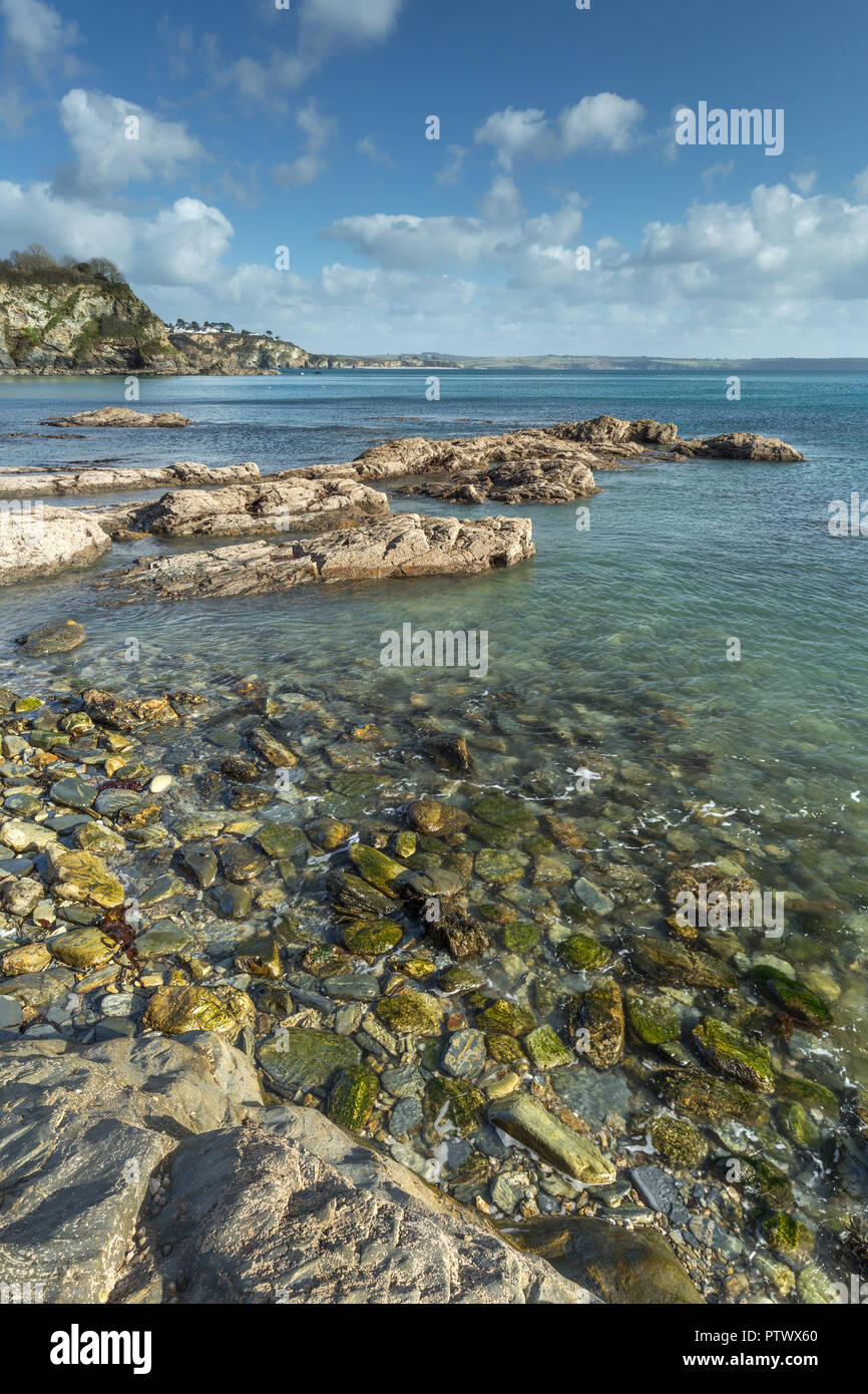 Blick über Felsen und Kiesel, Porthpean Beach, Cornwall Stockfoto