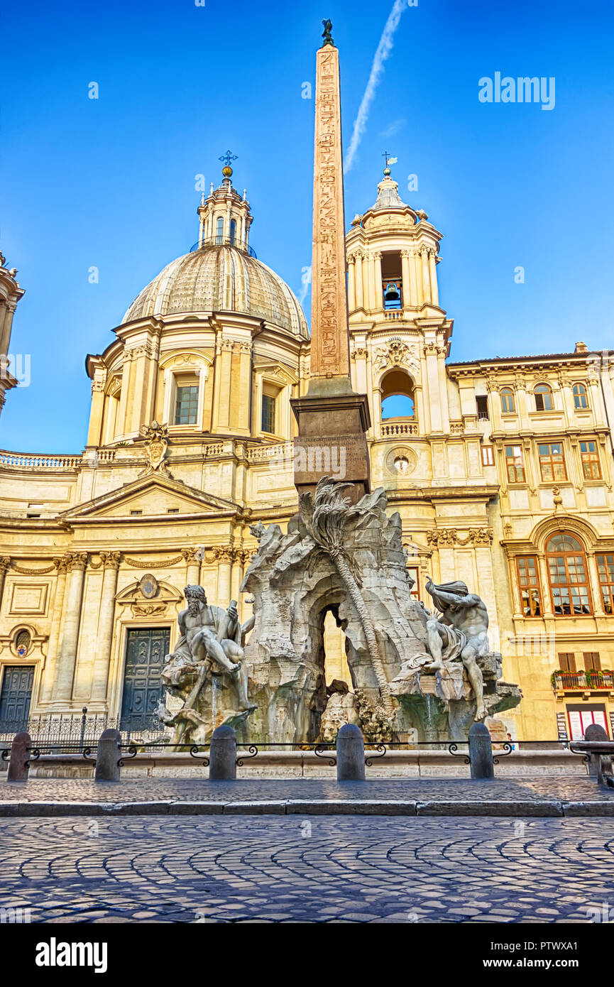 Fontana dei Quattro Fiumi und Sant'Agnese in der Piazza Navona hinter Stockfoto