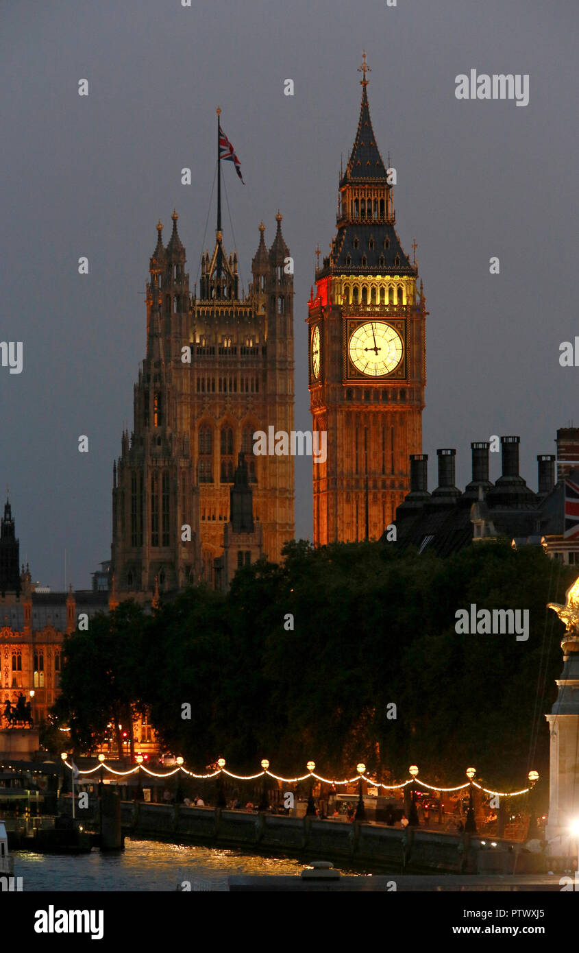 Big Ben/Elizabeth Tower im Palast von Westminster und dem Victoria Tower (hinten), London, England. Stockfoto
