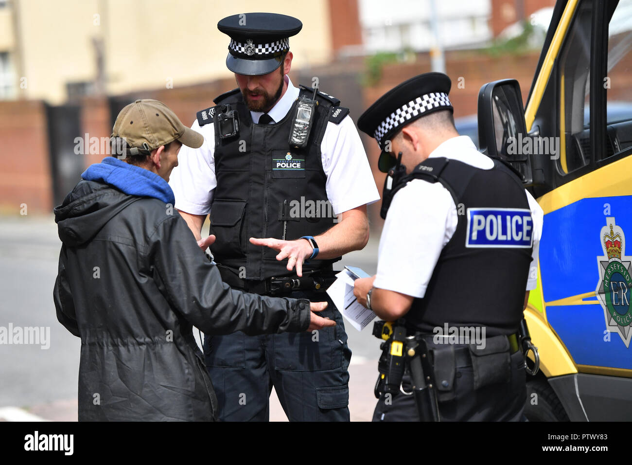 Merseyside Polizisten eine Stop und Suche in der Gegend von Liverpool Bootle Stockfoto