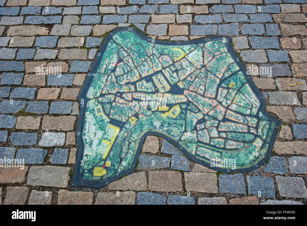 Die Umrisse der alten Teil von Kutna Hora im Gehweg gesetzt. Kutna Hora, Tschechien. Stockfoto