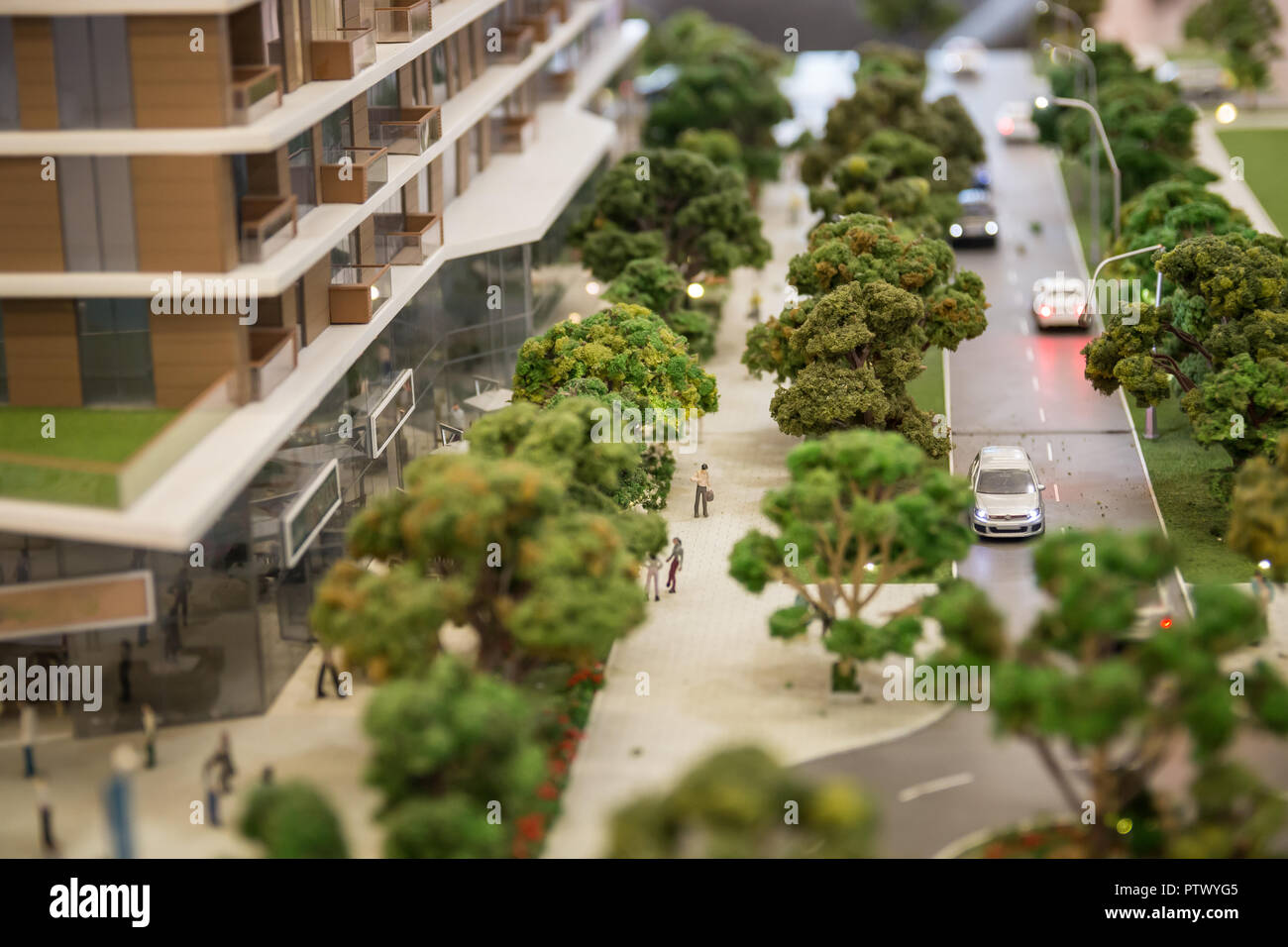 Belgrad Waterfront Projekt, Belgrad am Wasser, moderne Wohnanlage, miniatur Menschen und Autos auf der Straße Stockfoto
