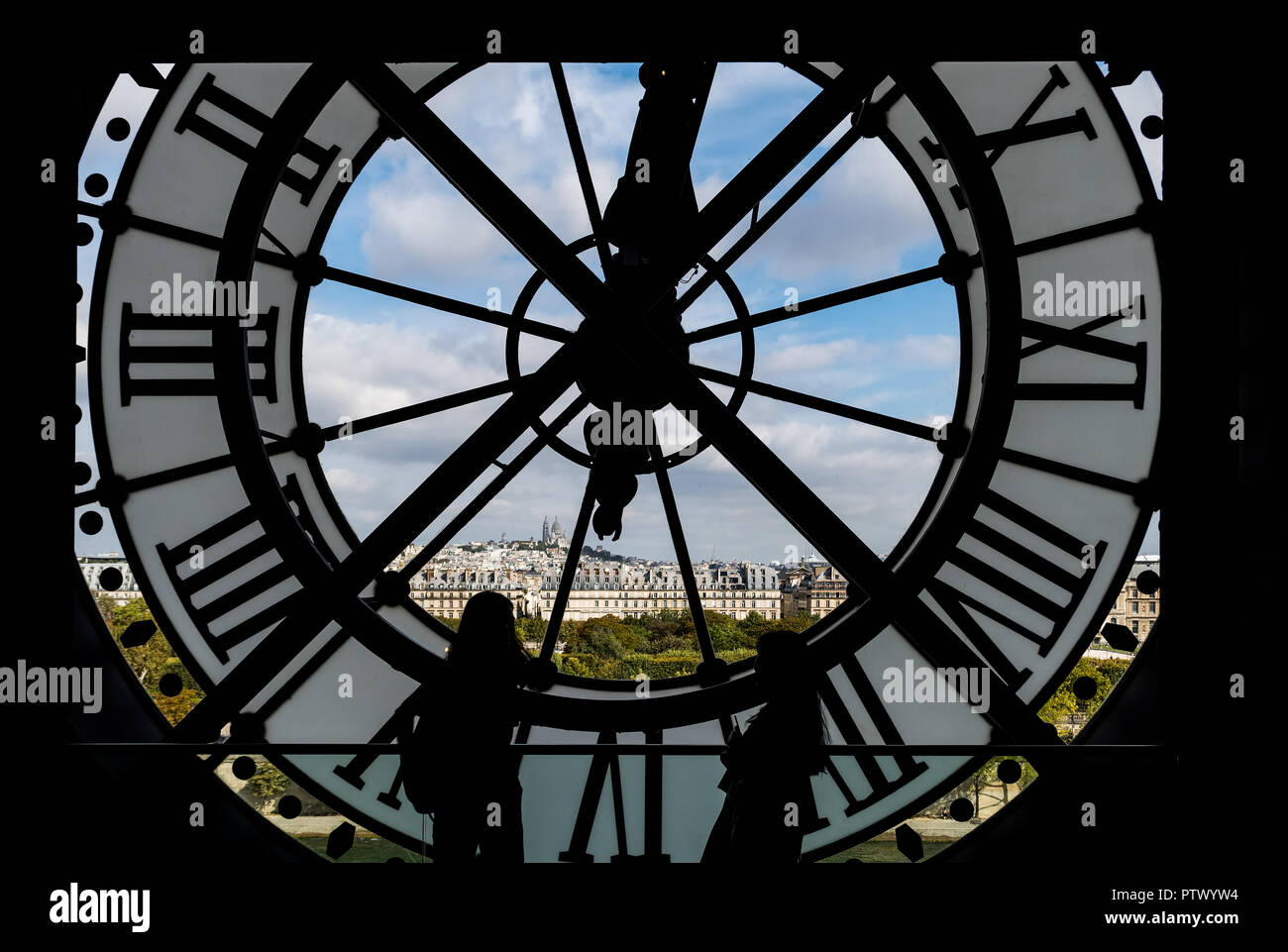 Paris Stadtbild durch die riesigen Glas am Musée d'Orsay Stockfoto