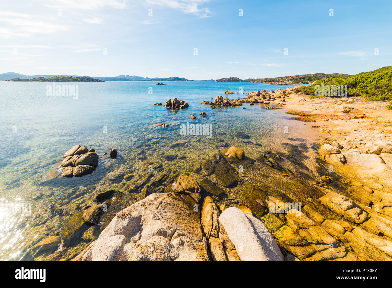 Türkisblaues Wasser in Cala Andreani in Insel Caprera, Sardinien Stockfoto