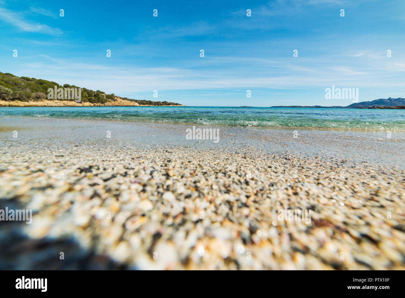 Türkisblaues Wasser in Cala Andreani in Insel Caprera, Sardinien Stockfoto