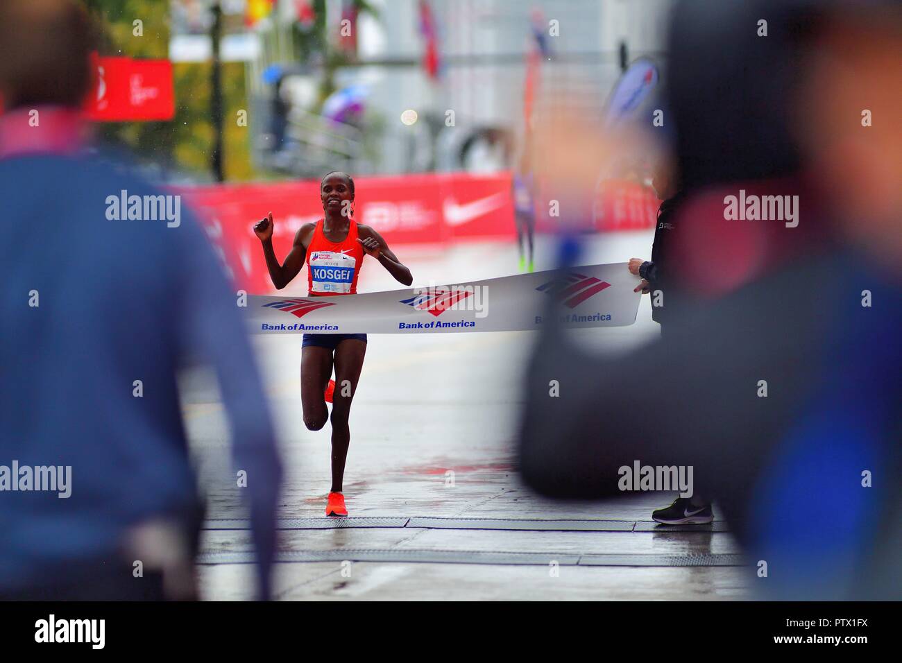 Chicago, Illinois, USA. Der 2018 Chicago Marathon Frauen Meister Brigid Kosgei aus Kenia schlagen das Band nach Laufen weg vom Feld. Stockfoto