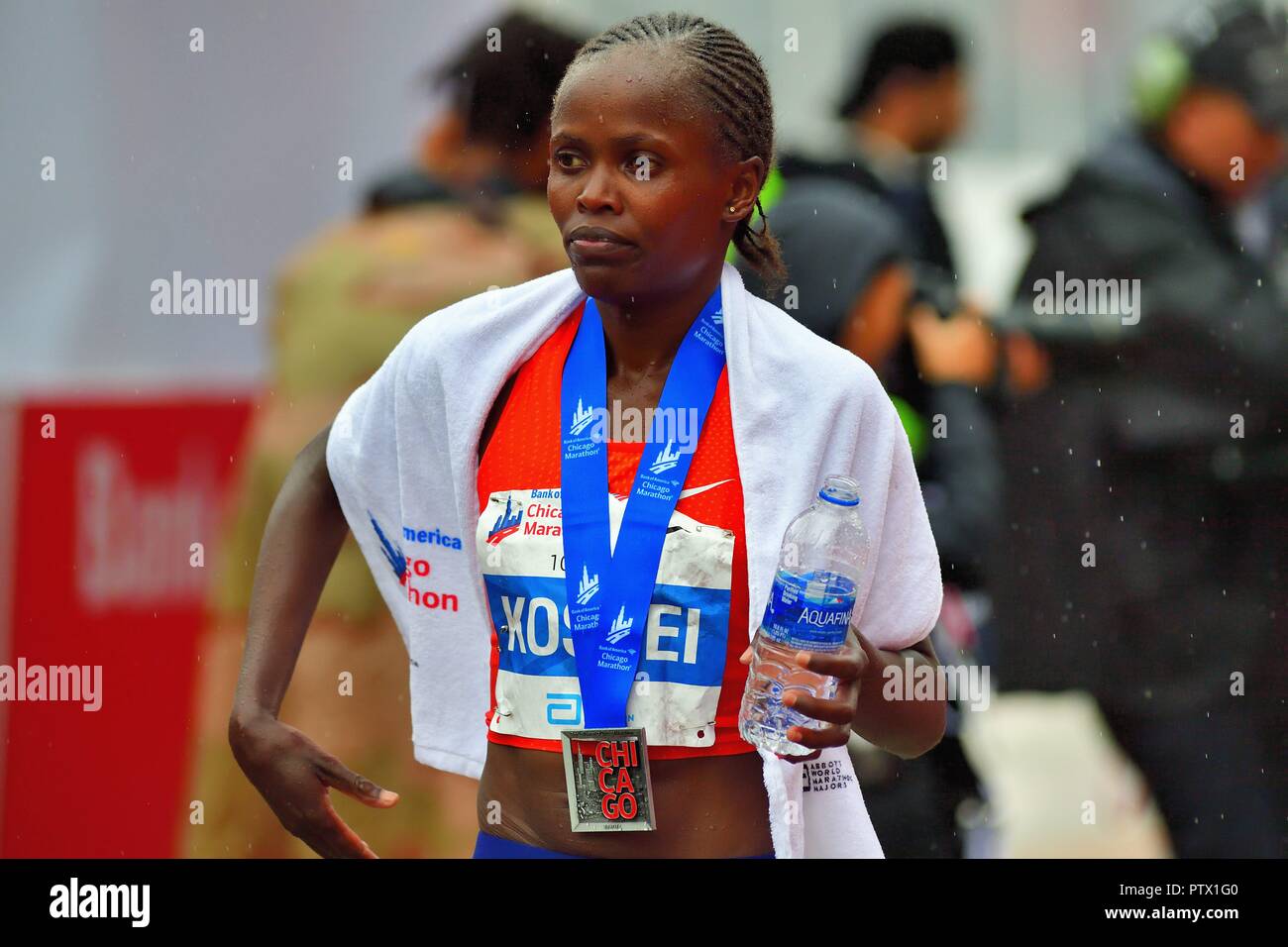 Chicago, Illinois, USA. Nach dem Überqueren der Ziellinie und Empfangen hier gewinnenden Medaille, der 2018 Chicago Marathon Frauen Meister Brigid Kosgei. Stockfoto