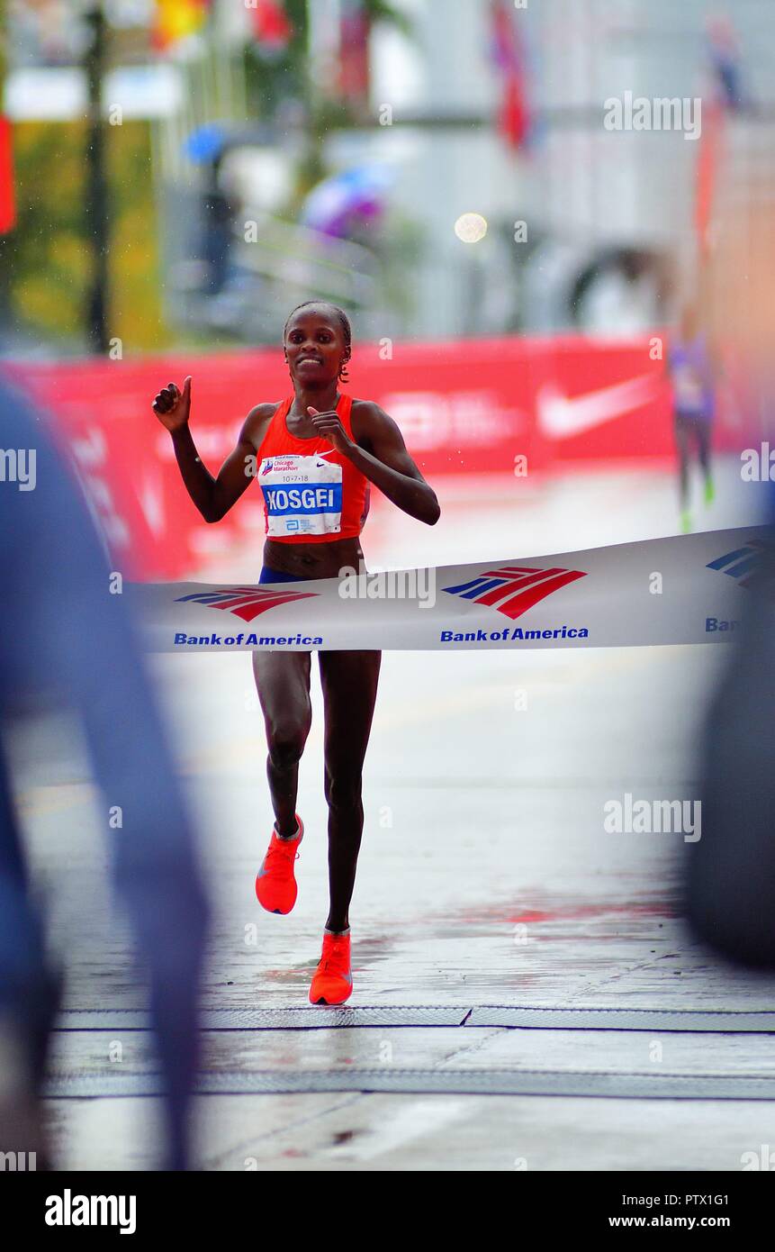 Chicago, Illinois, USA. Der 2018 Chicago Marathon Frauen Meister Brigid Kosgei aus Kenia schlagen das Band nach Laufen weg vom Feld. Stockfoto