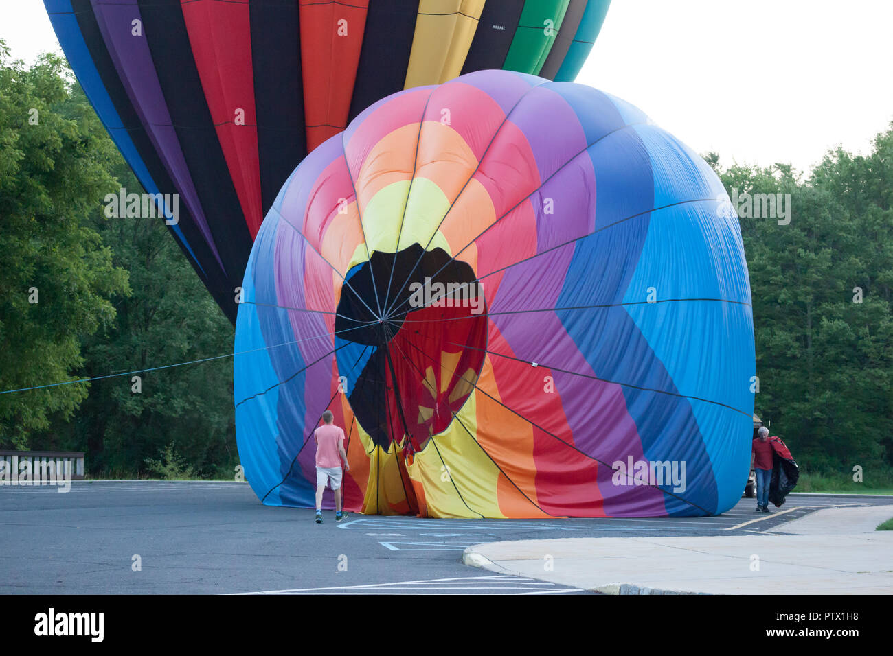 BRANCHBURG, NEW JERSEY - 28. Juli 2018: Heißluftballons sind verstaut, nachdem Sie neben dem Midland Schule. Sie wurden von der Schnellen gestartet Stockfoto