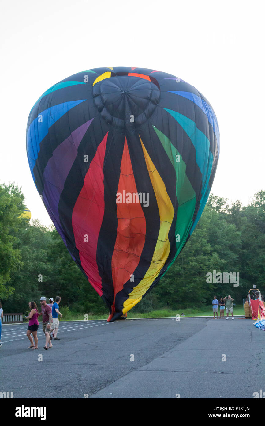 BRANCHBURG, NEW JERSEY - 28. Juli 2018: Heißluftballons sind verstaut, nachdem Sie neben dem Midland Schule. Sie wurden von der Schnellen gestartet Stockfoto