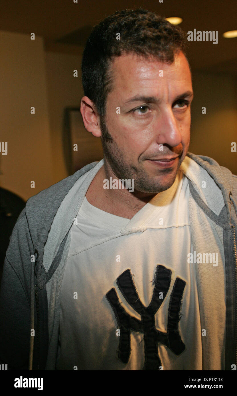 Adam Sandler verlässt den Rock & Soul Party im Seminole Hard Rock Hotel und Casino in Tampa, Florida, am 31. Januar 2009. Stockfoto