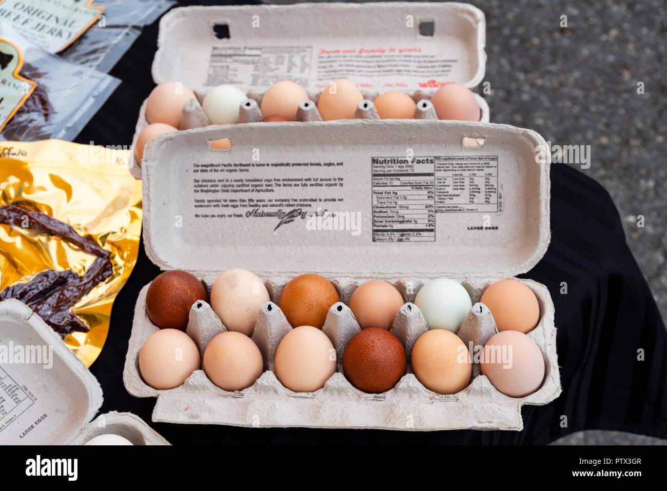Frische Weide angehoben Eier auf Anzeige an der Farmers Market Stockfoto