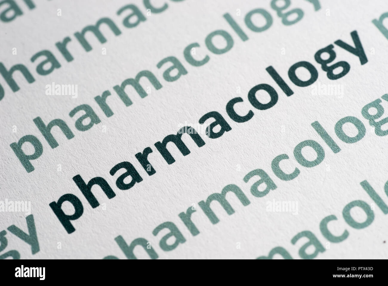 Wort Pharmakologie auf weißem Papier Makro gedruckt Stockfoto