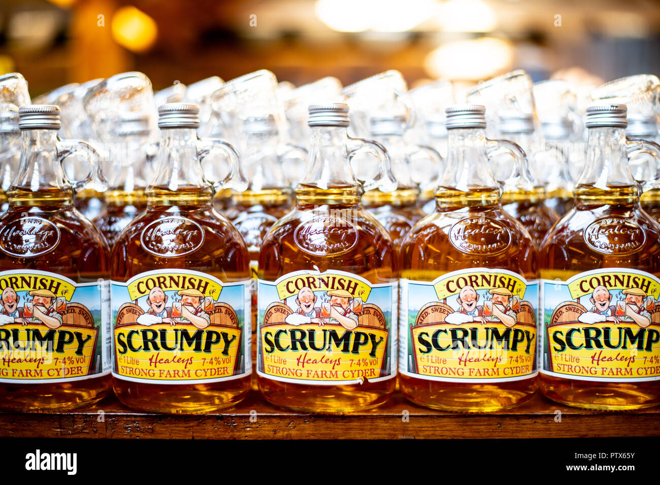 Flaschen von Cornish Scrumpy durch Healeys Cyder Farm, Cornwall, UK produziert. Stockfoto