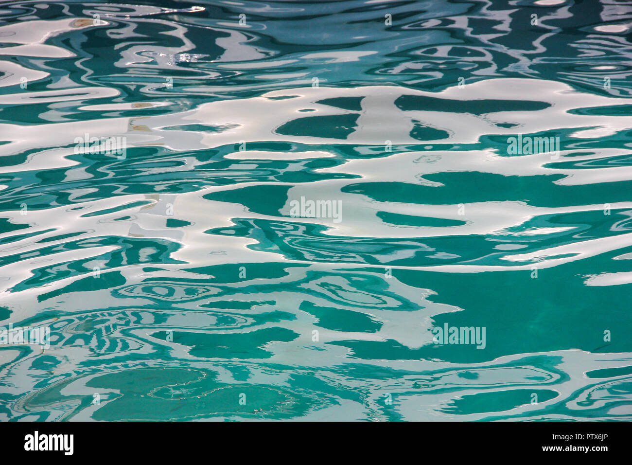 Zusammenfassung Hintergrund mit Sonne auf Meer Wasser Oberfläche Stockfoto