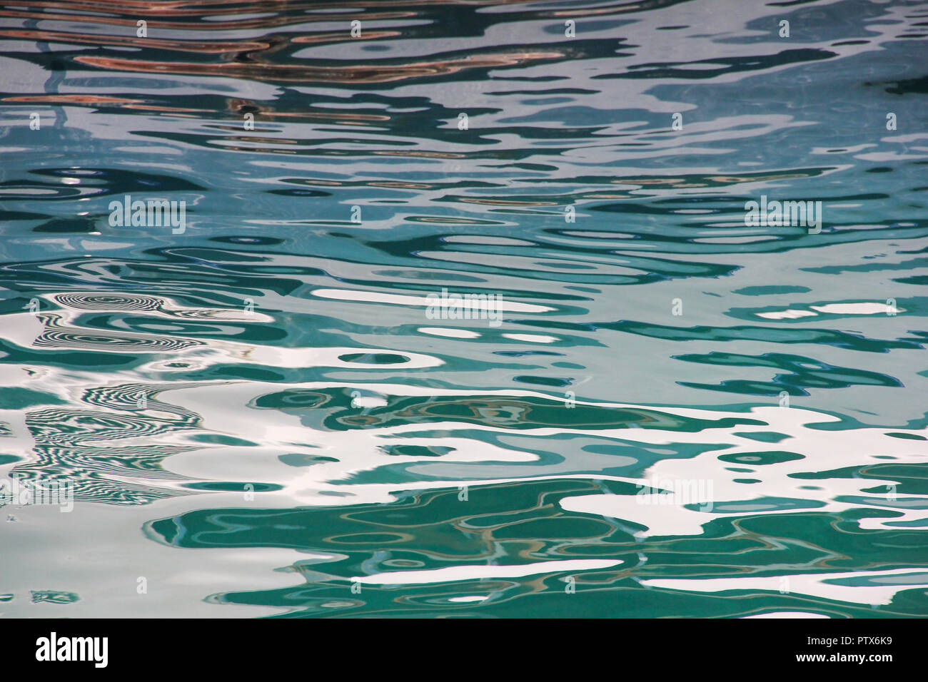 Abstrakte Sonnenblendung mit Steigung Blautöne auf Meer Wasser Oberfläche Stockfoto