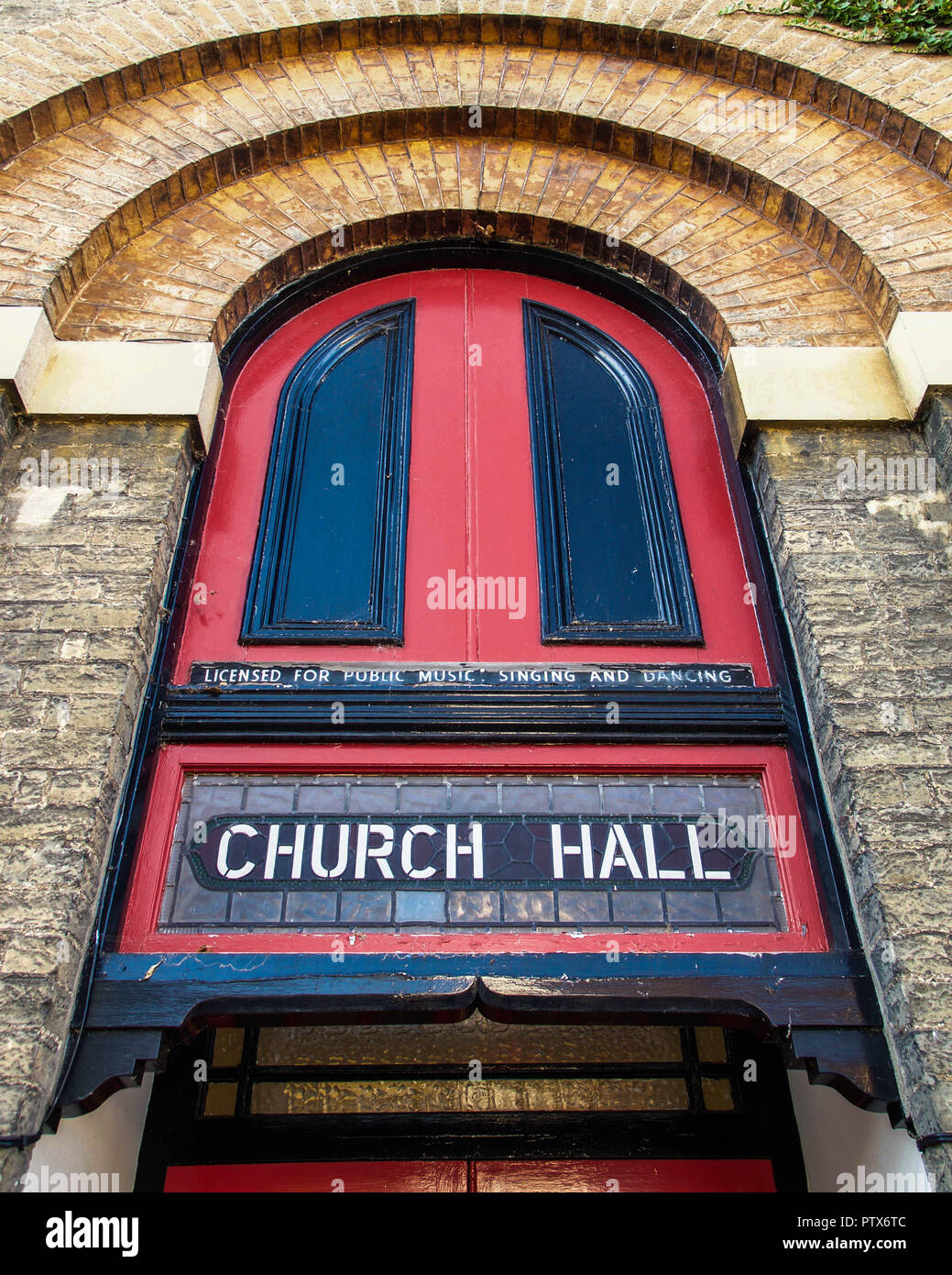 Die Tür der roten Kirchenhalle wurde für Dancing lizenziert Stockfoto