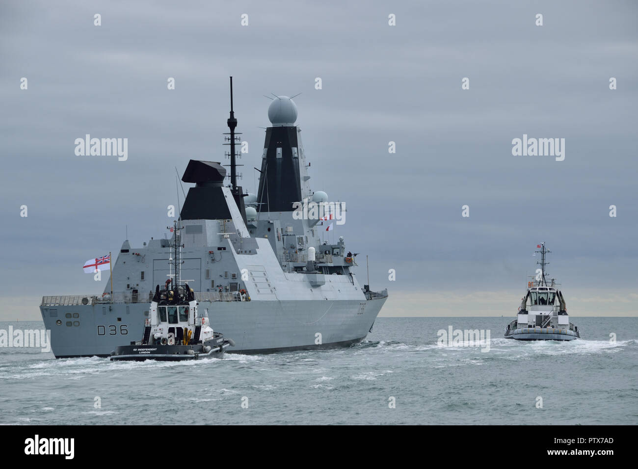 Royal Marine Kriegsschiff HMS Defender Köpfe aus Portsmouth Harbour Teil in Übungen zu nehmen Stockfoto