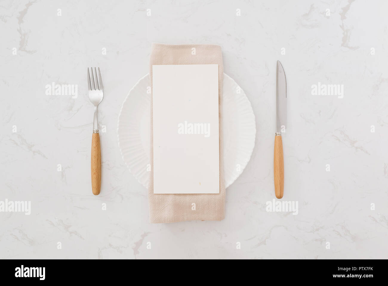 Weiße Platte ohne Essen mit Messer und Gabel Stockfoto