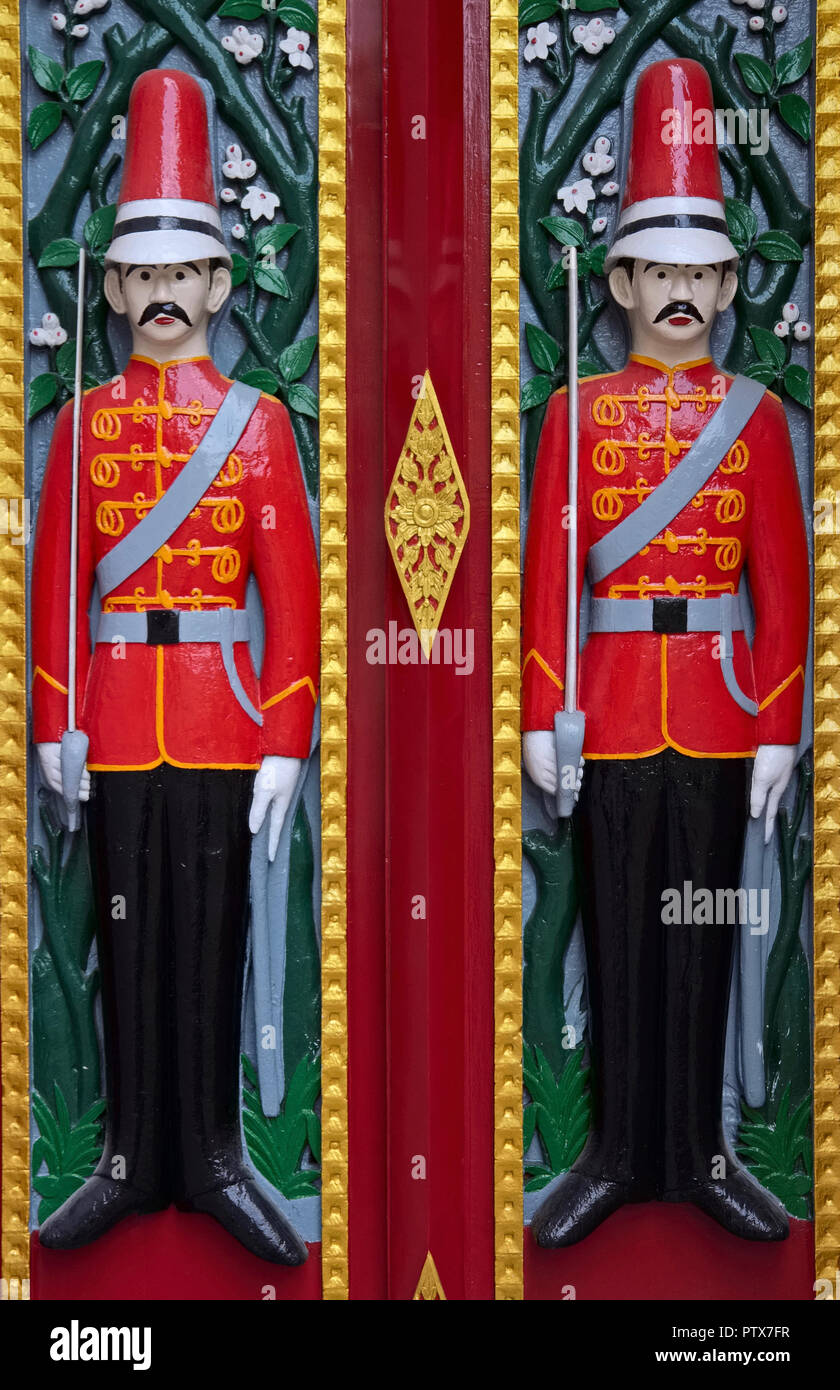 Tür mit Zahlen der Europäischen kolonialen Soldaten am Wat Rajabophit (Sitz des aktuellen Obersten Patriarchen), Bangkok, zielte darauf ab, den als Tempelwächter zu dienen Stockfoto