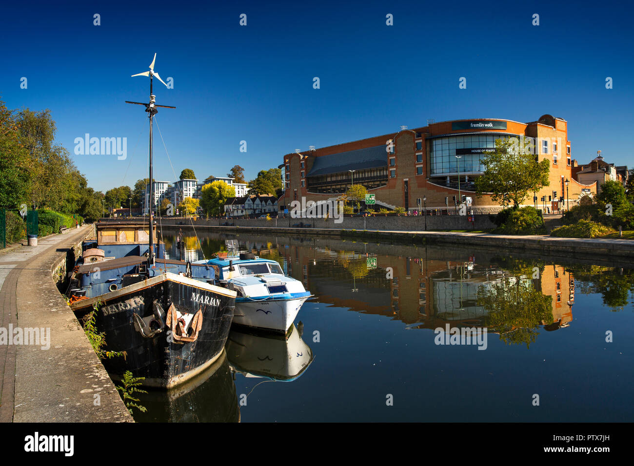 UK, Kent, Maidstone, Stadtzentrum, Boote auf dem Fluss Medway gegenüber Fremlin Walk Shopping Centre Stockfoto