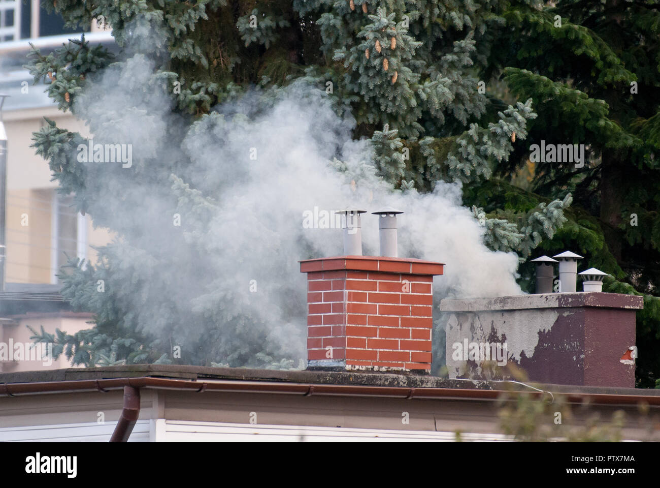 Herbst die Verunreinigung der Luft durch Rauchende Schlote in Rumia, Polen. 4. Oktober 2018 © wojciech Strozyk/Alamy Stock Foto Stockfoto