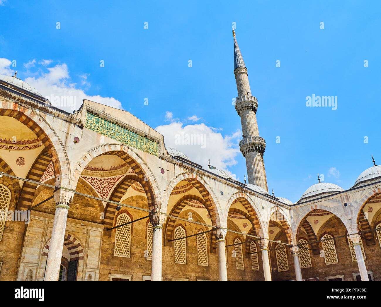 Erster Eintrag in den Arkadenhof der Sultan Ahmet Camii Moschee, auch als Die blaue Moschee bekannt, mit einem Minarett im Hintergrund. Istanbul, Stockfoto