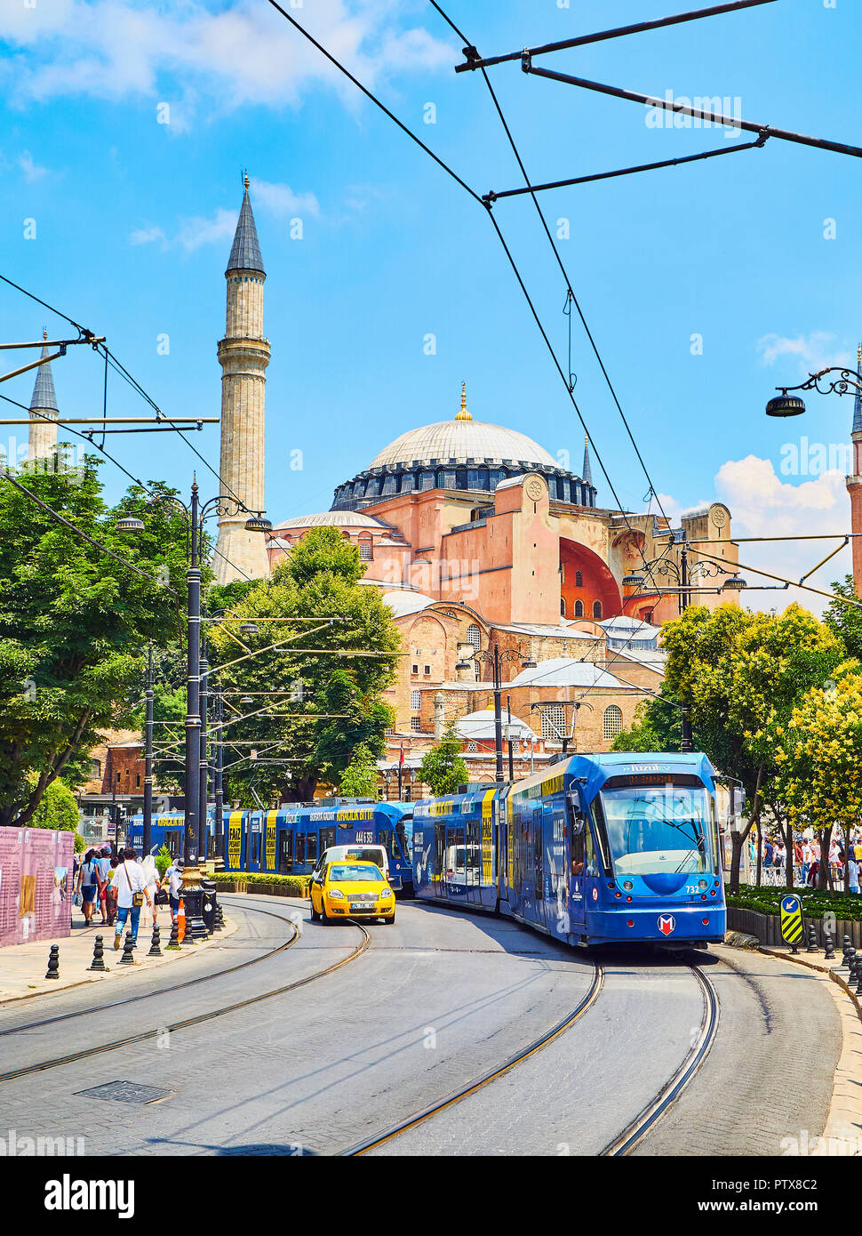 Istanbul, Türkei - 10. Juli 2018. Eine Straßenbahnhaltestelle und ein Taxi Kreuzung Divan Yolu Street mit der Hagia Sophia Moschee im Hintergrund. Istanbul, Türkei. Stockfoto